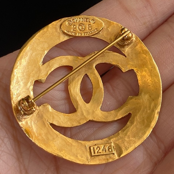 Chanel Gold Paris Circle CC Logo Brooch - Picture 4 of 4